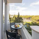 Marvellous 1 Bedroom Beachfront Flat With Parking And Pool Διαμέρισμα *