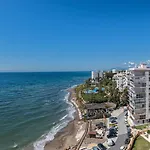 Διαμέρισμα Marvellous 1 Bedroom Beachfront Flat With Parking And Pool *