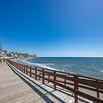 Marvellous 1 Bedroom Beachfront Flat With Parking And Pool Διαμέρισμα