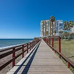Marvellous 1 Bedroom Beachfront Flat With Parking And Pool Διαμέρισμα *