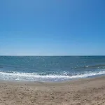 Marvellous 1 Bedroom Beachfront Flat With Parking And Pool Διαμέρισμα *