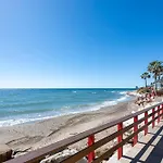 Marvellous 1 Bedroom Beachfront Flat With Parking And Pool Διαμέρισμα