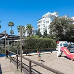 Marvellous 1 Bedroom Beachfront Flat With Parking And Pool *