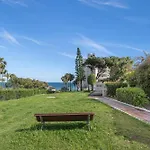 Διαμέρισμα Marvellous 1 Bedroom Beachfront Flat With Parking And Pool