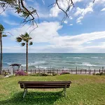 Διαμέρισμα Marvellous 1 Bedroom Beachfront Flat With Parking And Pool *