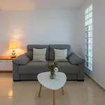 Marvellous 1 Bedroom Beachfront Flat With Parking And Pool Διαμέρισμα *