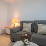 Marvellous 1 Bedroom Beachfront Flat With Parking And Pool Διαμέρισμα *