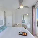 Marvellous 1 Bedroom Beachfront Flat With Parking And Pool *