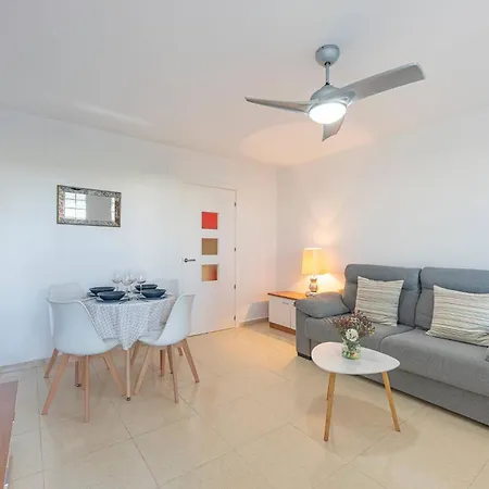 Διαμέρισμα Marvellous 1 Bedroom Beachfront Flat With Parking And Pool