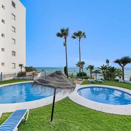 Διαμέρισμα Marvellous 1 Bedroom Beachfront Flat With Parking And Pool