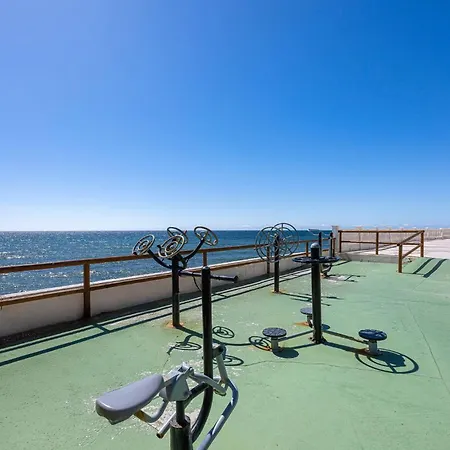 Marvellous 1 Bedroom Beachfront Flat With Parking And Pool Διαμέρισμα