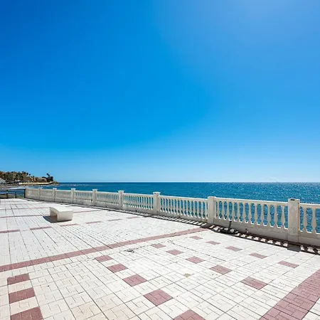 Marvellous 1 Bedroom Beachfront Flat With Parking And Pool Διαμέρισμα *
